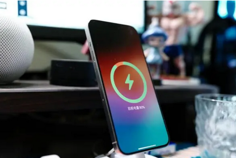 喀喇沁苹果15换屏服务分享用什么充电器给iPhone15充电更好 